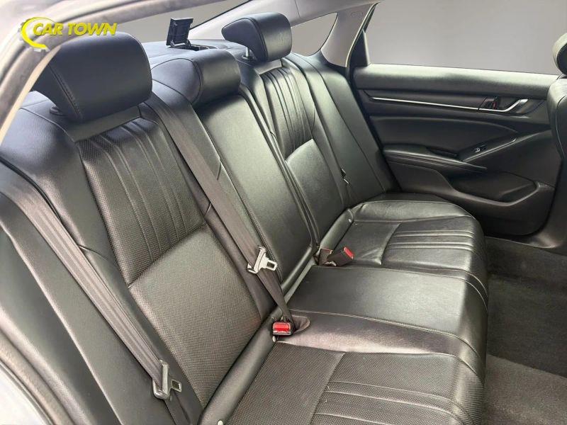 Vehicle photo 21