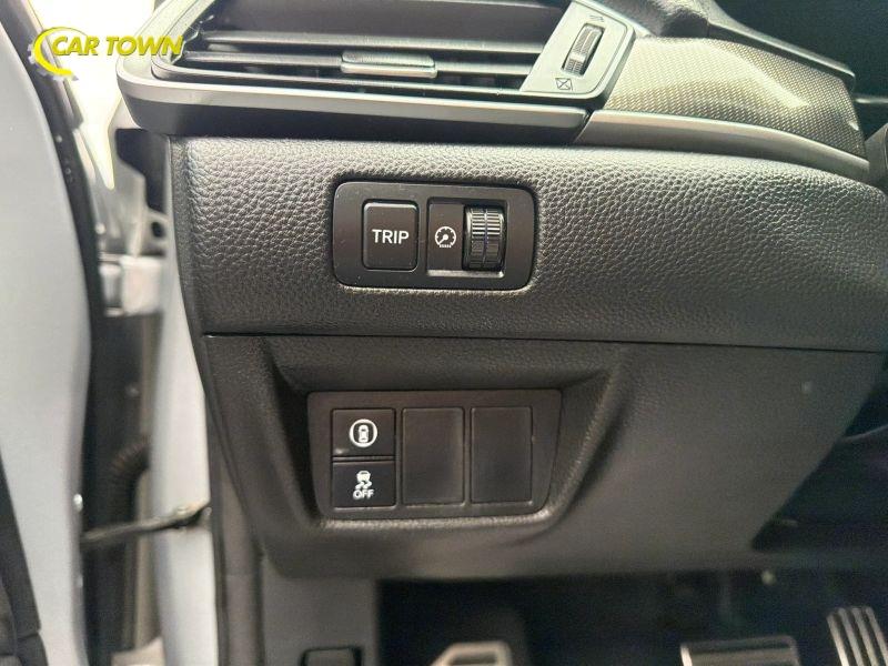 Vehicle photo 26