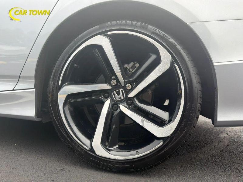 Vehicle photo 32