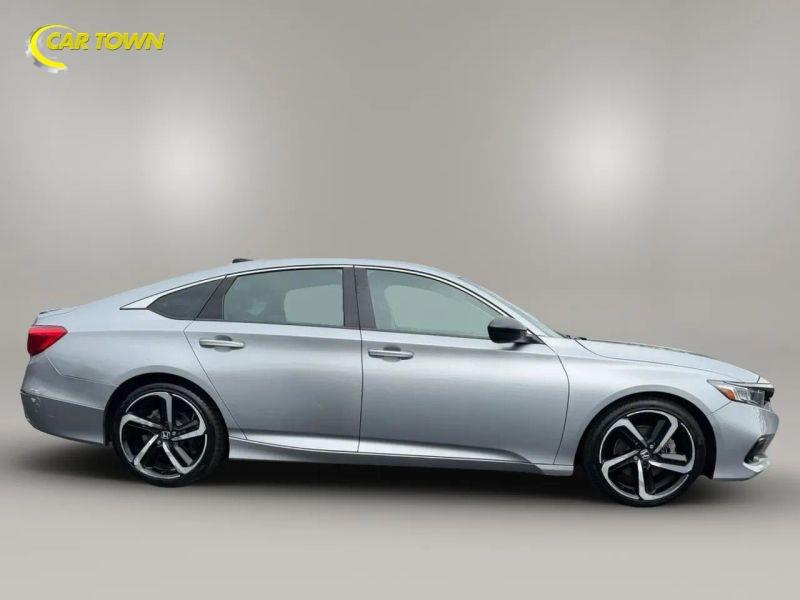 Vehicle photo 7