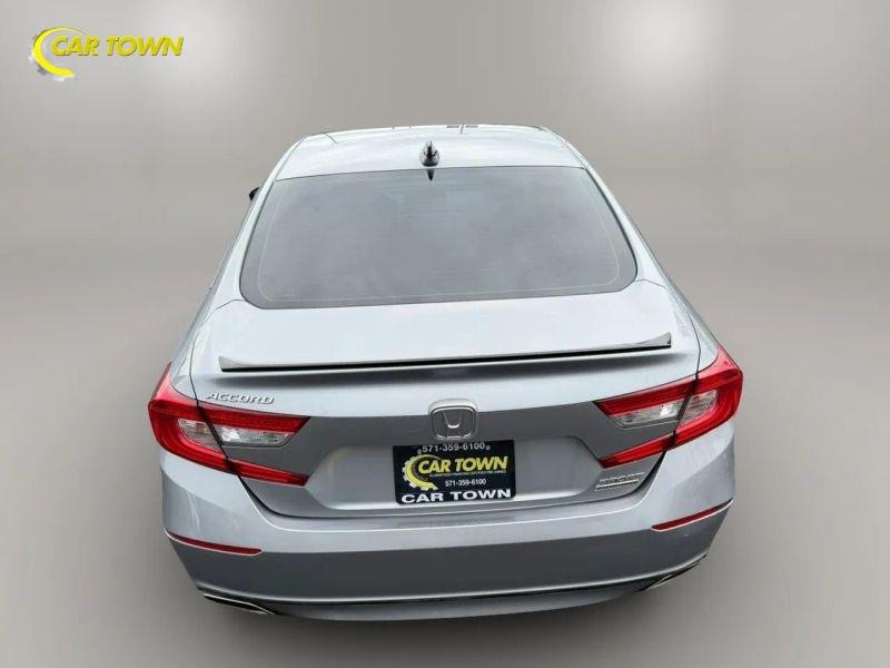 Vehicle photo 8