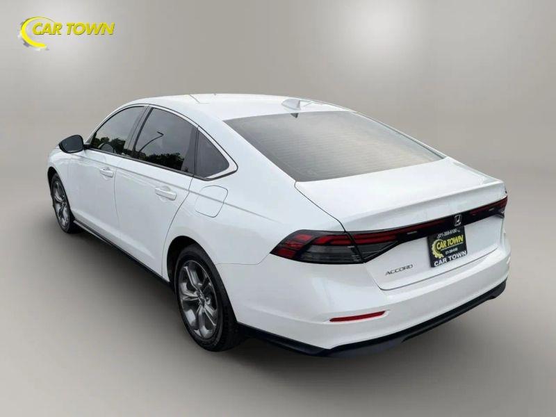 Vehicle photo 12