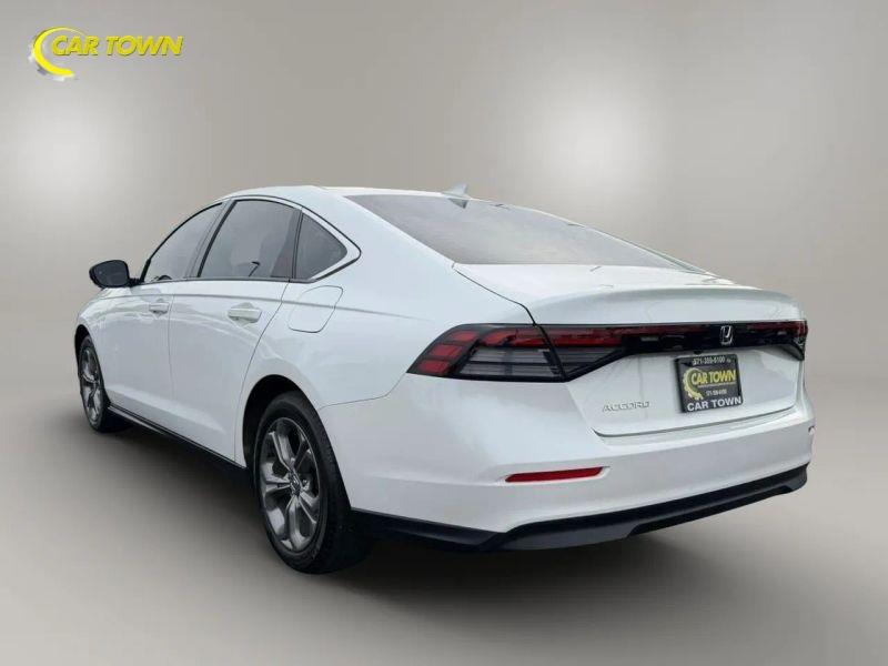 Vehicle photo 13