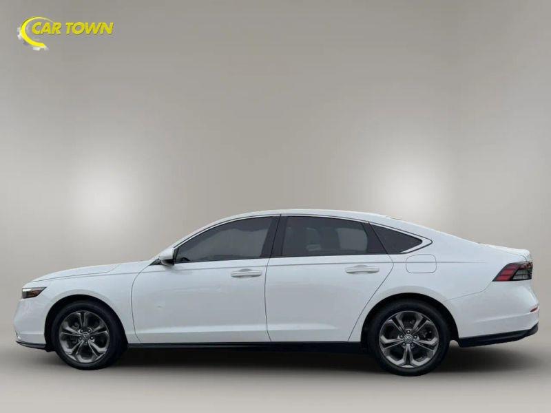 Vehicle photo 14