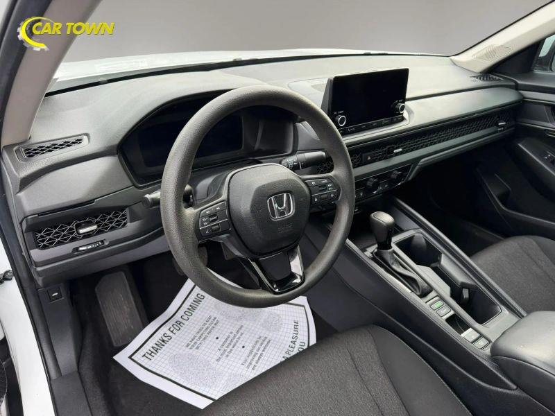 Vehicle photo 15