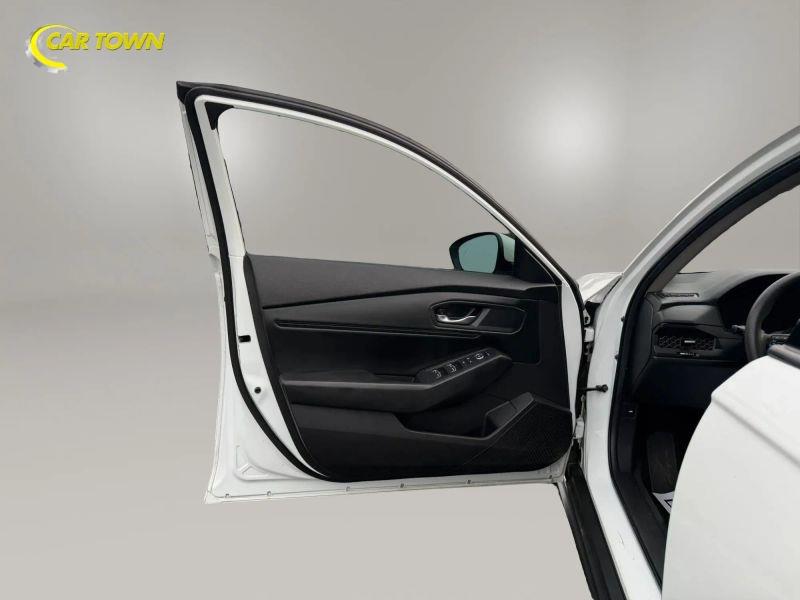 Vehicle photo 17