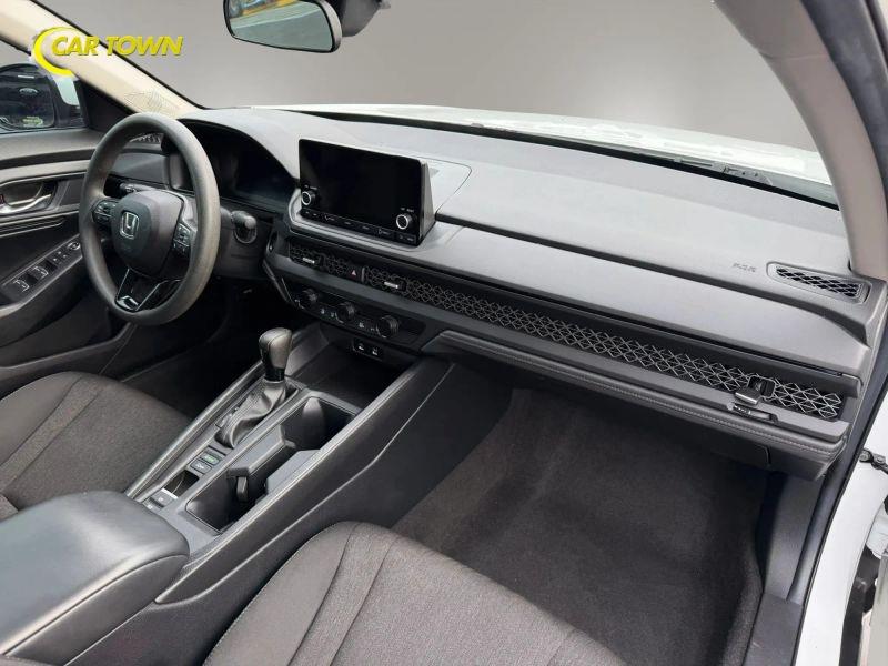 Vehicle photo 18