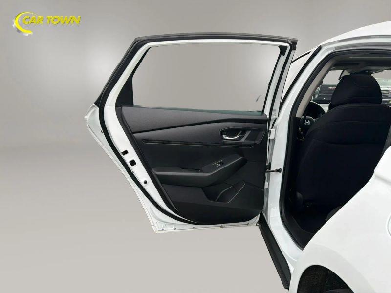 Vehicle photo 24