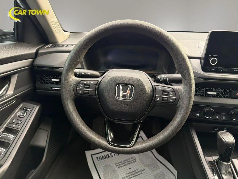 Vehicle photo 26