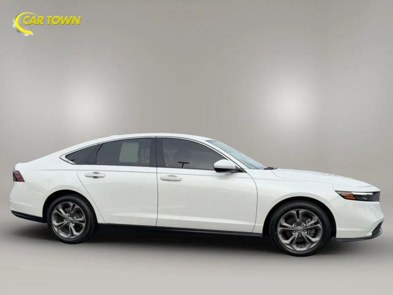 Vehicle photo 7