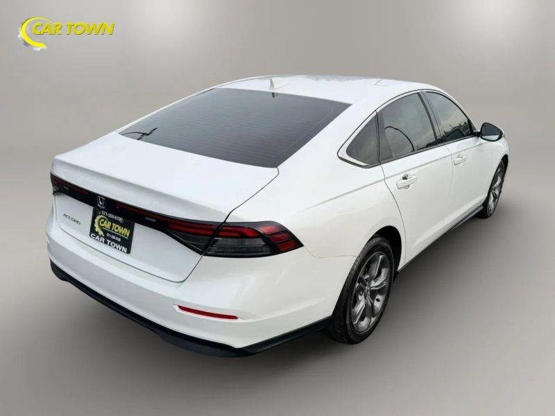 Vehicle photo 8