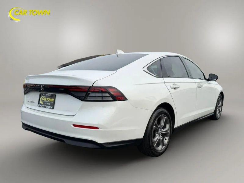 Vehicle photo 9