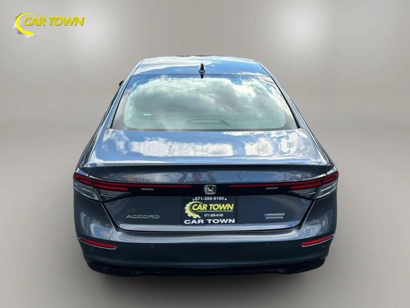 Vehicle photo 10