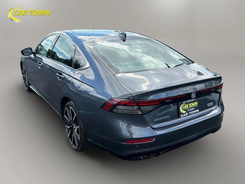 Vehicle photo 12