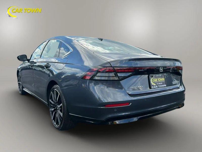 Vehicle photo 13