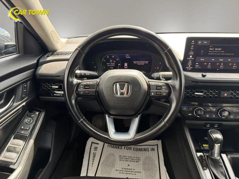 Vehicle photo 25