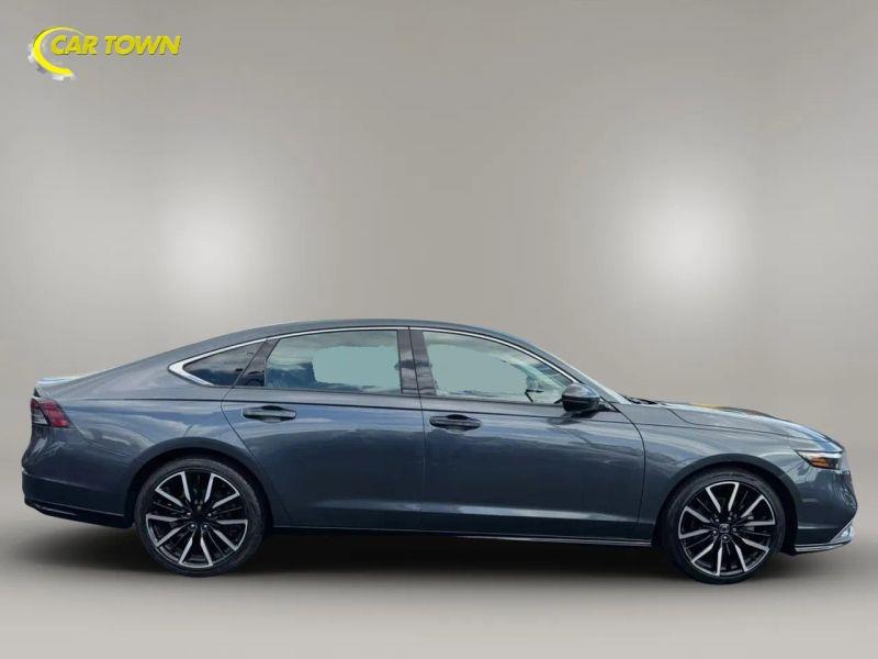 Vehicle photo 7
