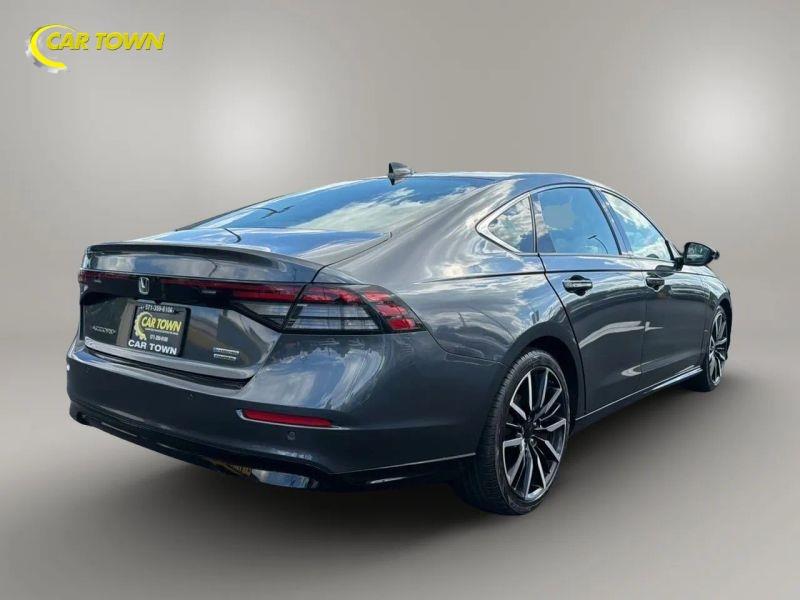 Vehicle photo 9
