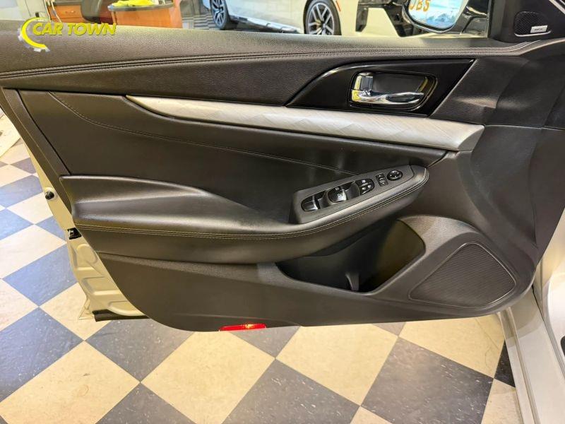Vehicle photo 17