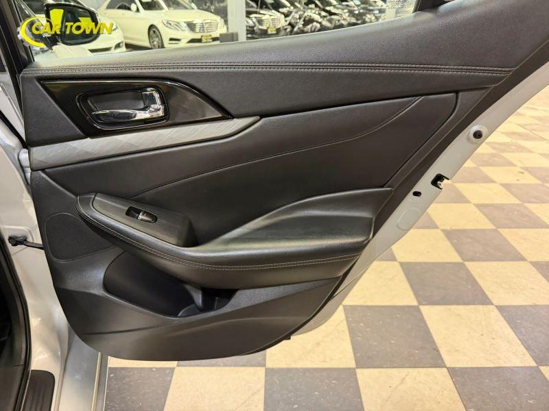Vehicle photo 25