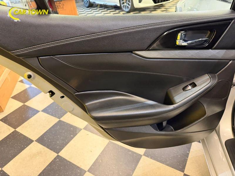 Vehicle photo 28