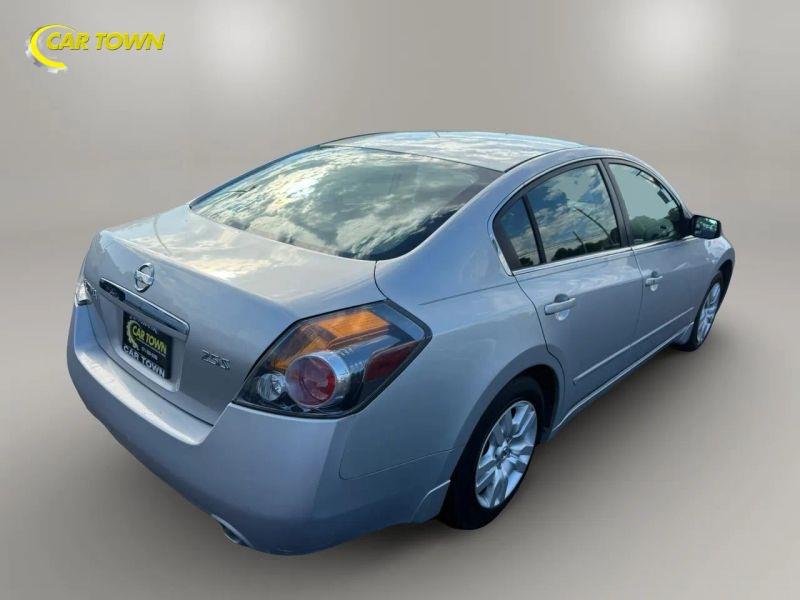 Vehicle photo 8