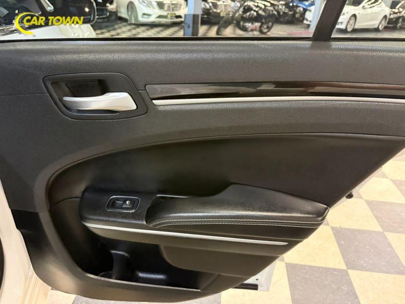Vehicle photo 28