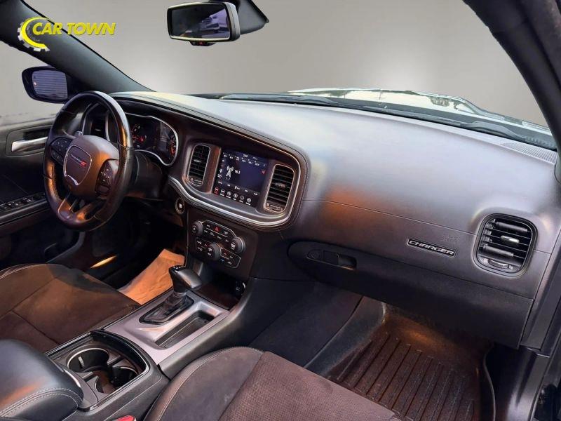 Vehicle photo 17