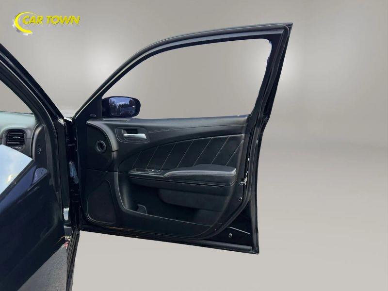 Vehicle photo 19