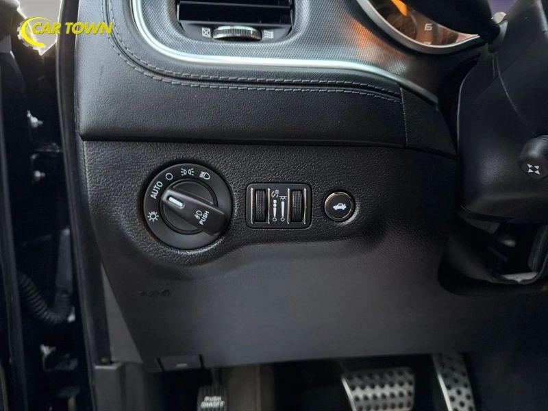 Vehicle photo 33
