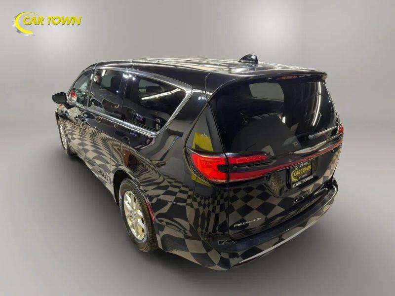 Vehicle photo 12