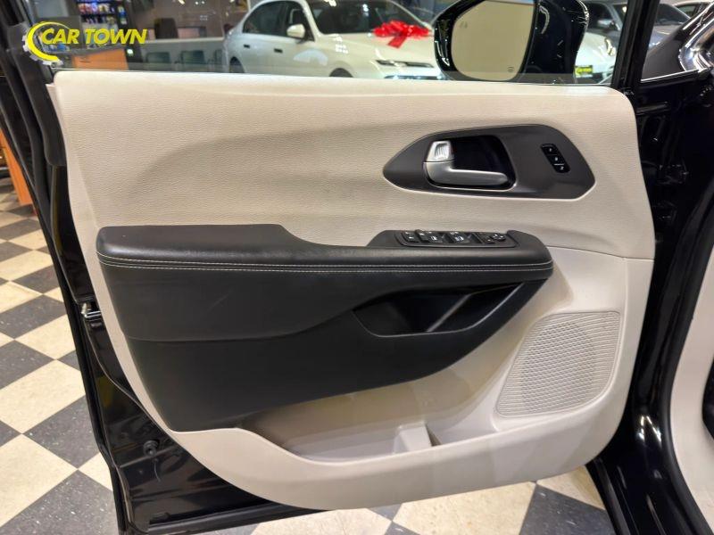 Vehicle photo 17