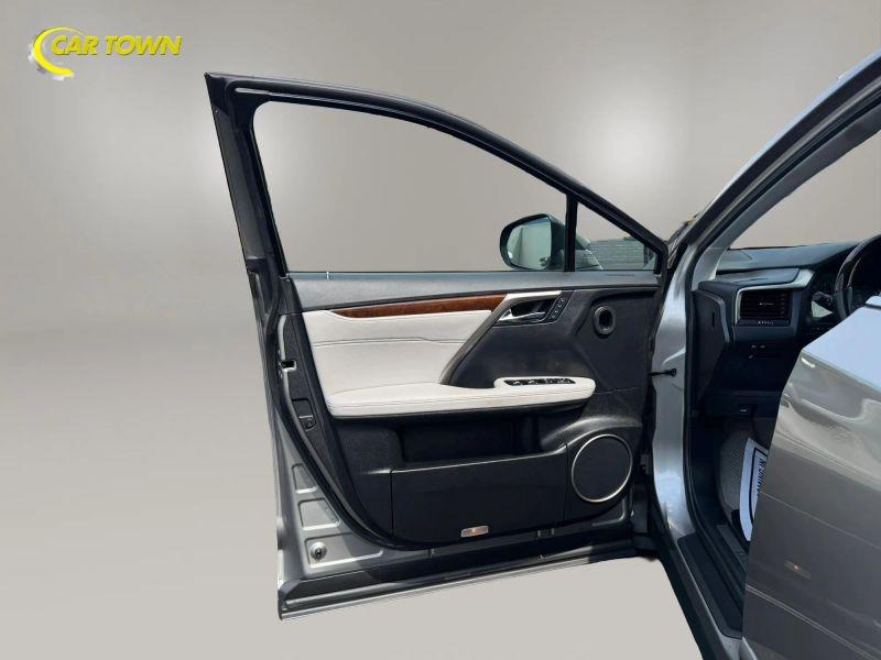 Vehicle photo 16