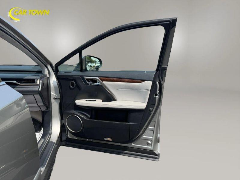 Vehicle photo 18
