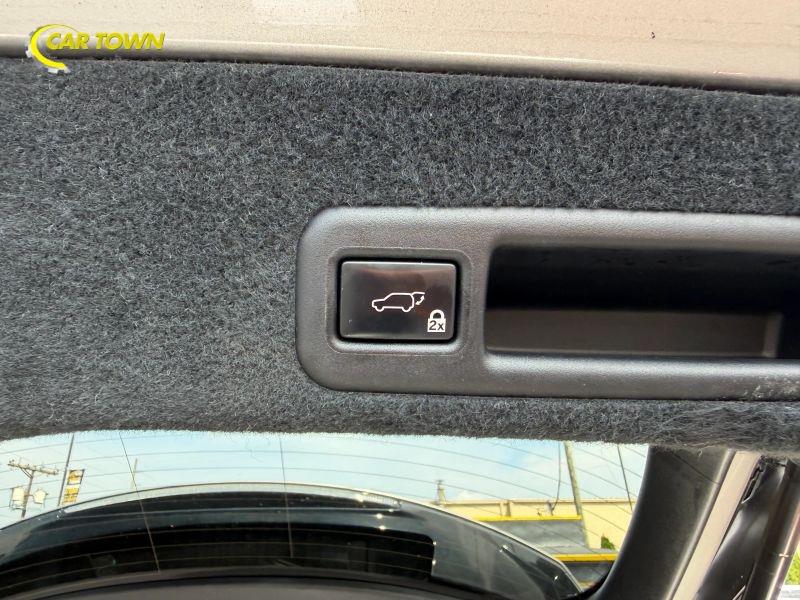 Vehicle photo 24