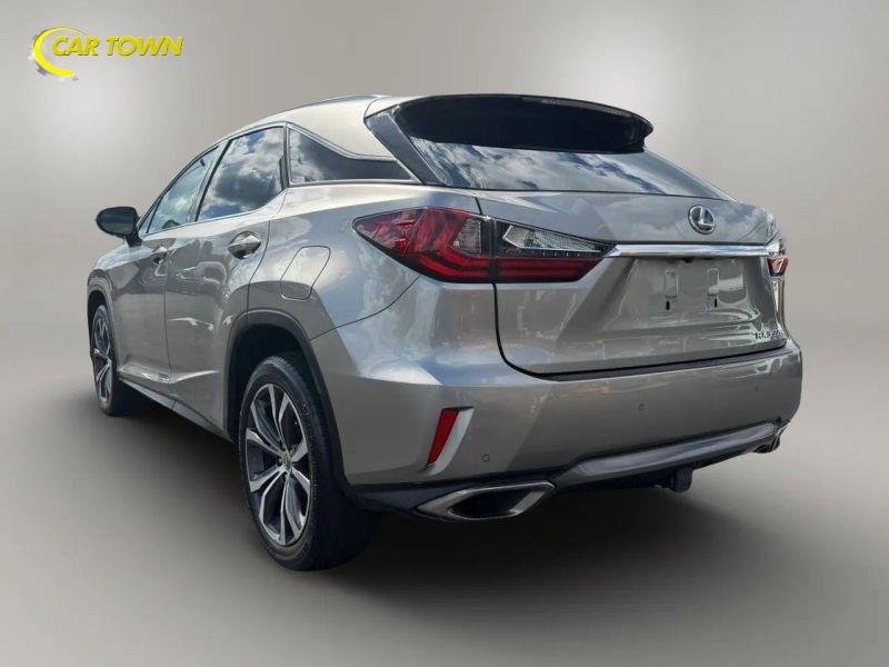 Vehicle photo 13