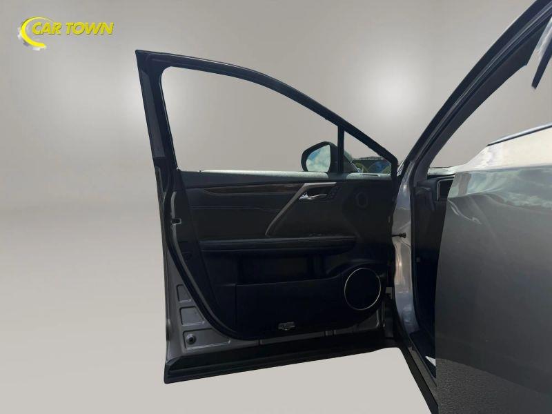 Vehicle photo 18