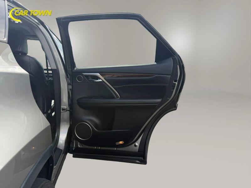Vehicle photo 25