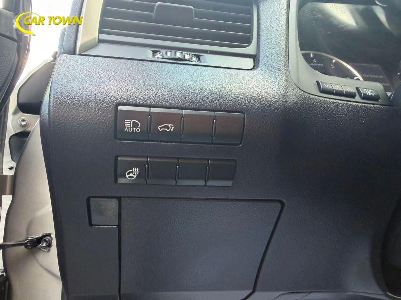 Vehicle photo 28