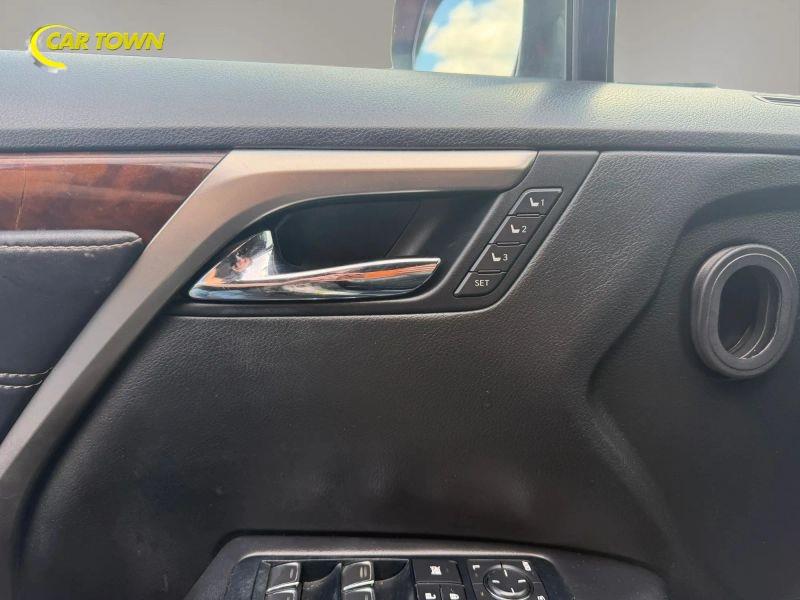 Vehicle photo 31