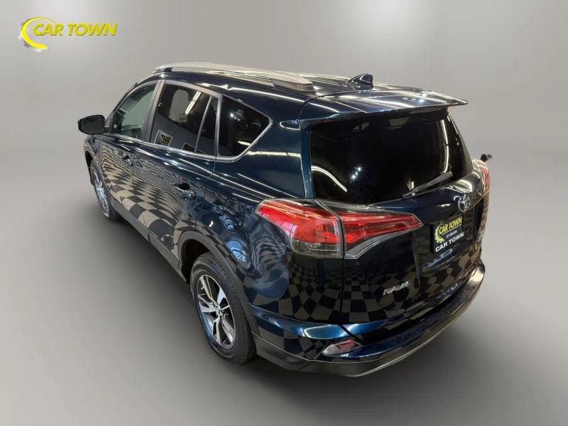 Vehicle photo 12