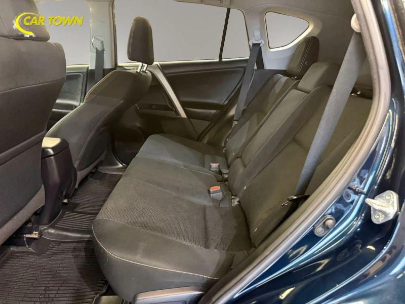 Vehicle photo 23