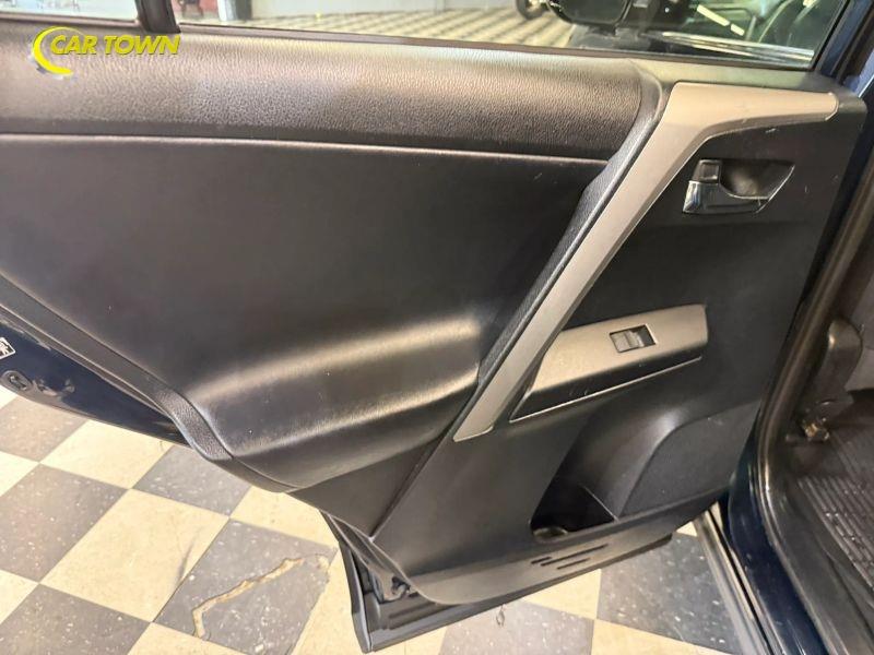 Vehicle photo 24
