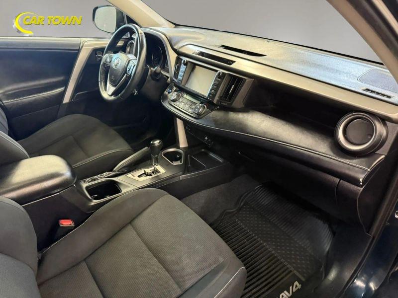 Vehicle photo 25