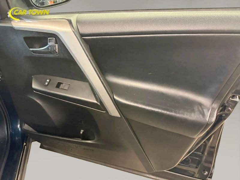 Vehicle photo 28