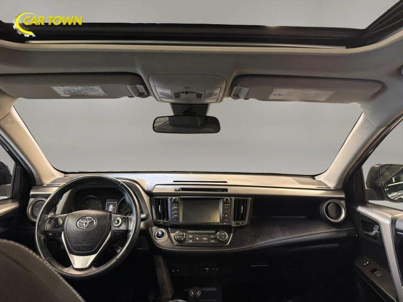 Vehicle photo 30
