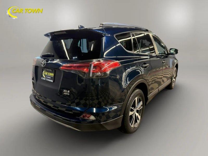 Vehicle photo 9