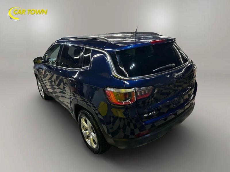 Vehicle photo 12