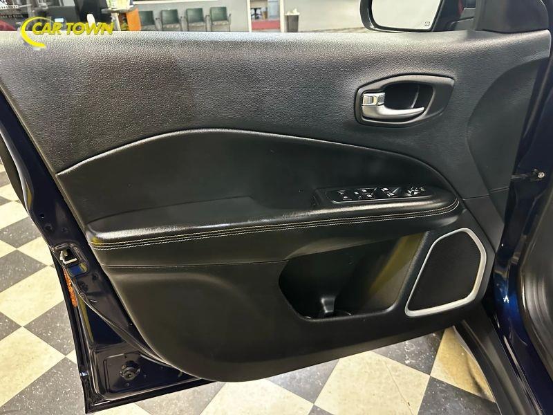 Vehicle photo 17