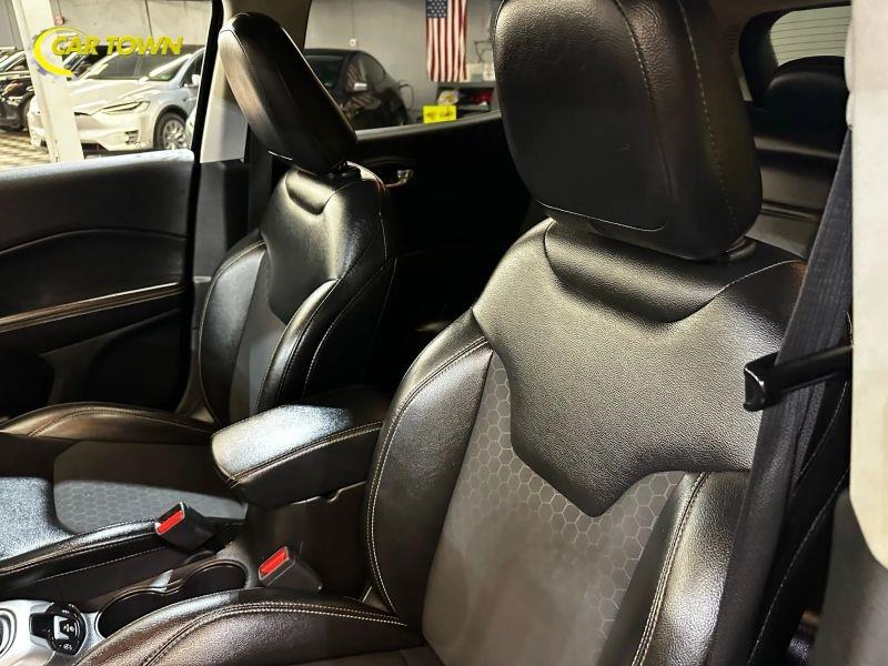Vehicle photo 19